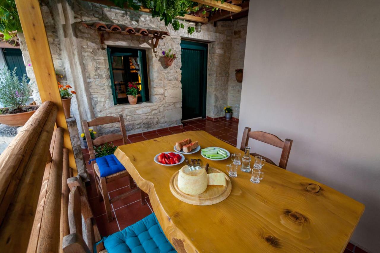 Aristidis'S Plouti Moires Guest House Exterior photo
